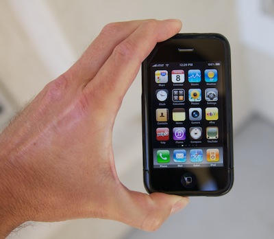 photo showing how to hold the iPhone by the edges to boost signal in weak areas